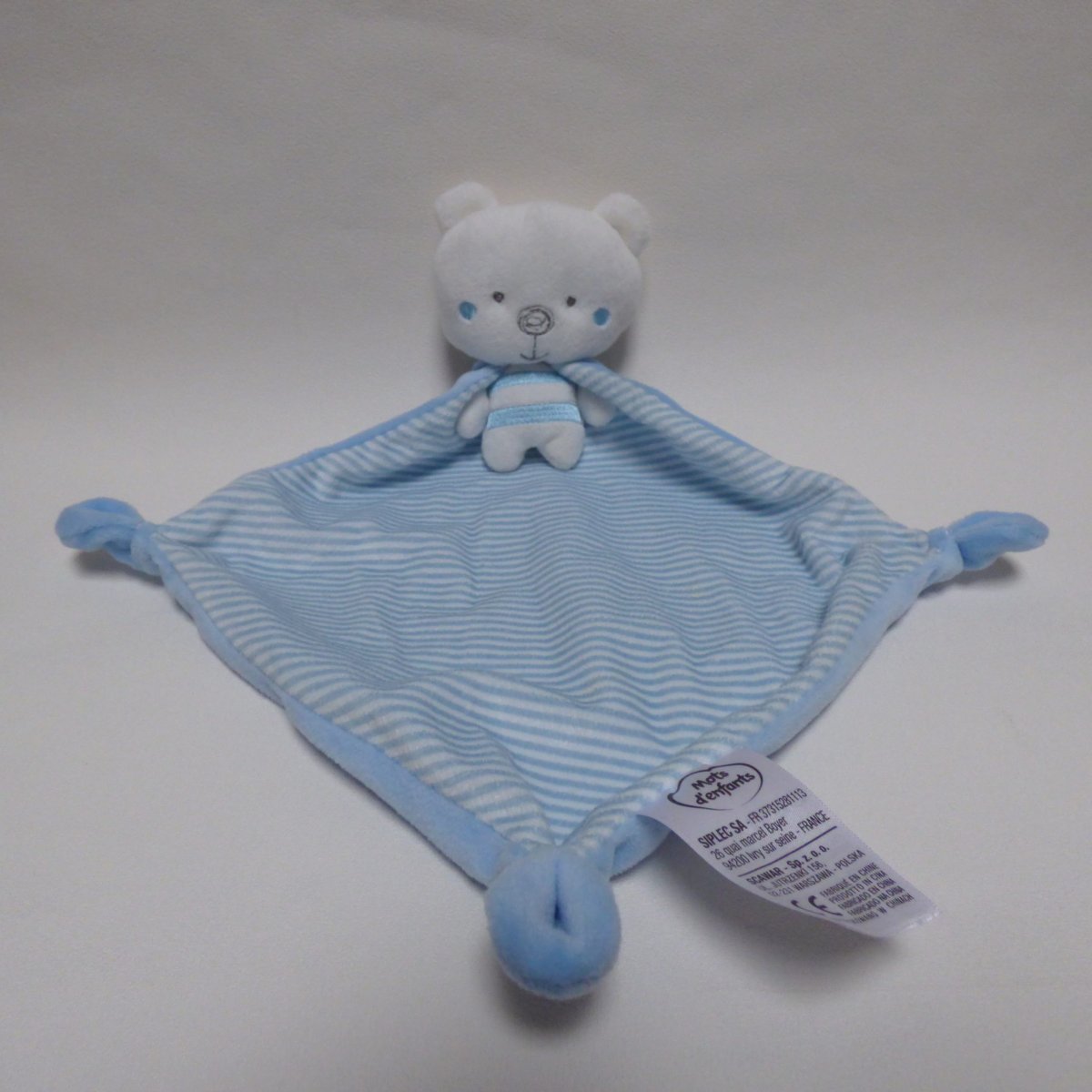 Doudou Ours Plat Bleu Rayé avec Cape Mots d’Enfants – Image 2